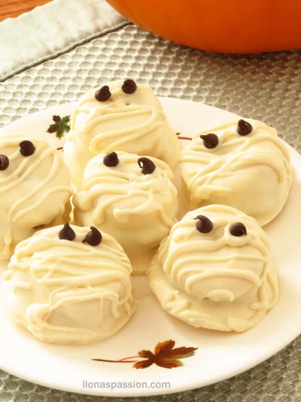 White Chocolate Peanut Butter Banana Mummies - Perfect for Halloween! By ilonaspassion.com