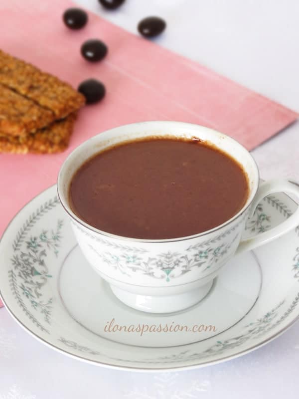 3 Ingredients Crock Pot Hot Chocolate by ilonaspassion.com
