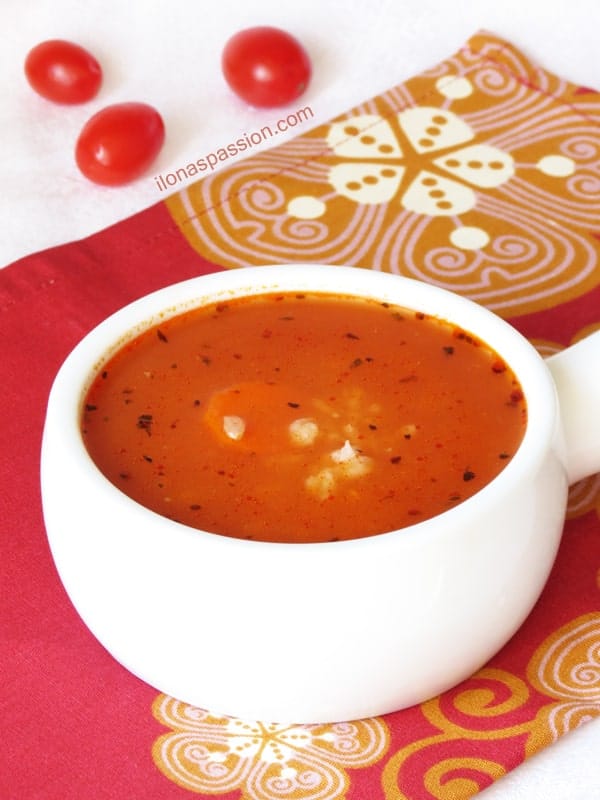 Healthy Tomato Soup served with brown rice and a dollop of greek yogurt by ilonaspassion.com