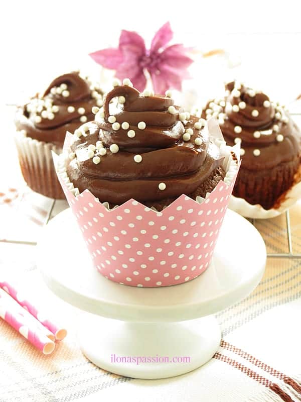 Chocolate Cupcakes with Nutella Frosting - Chocolate cupcakes recipe with nutella cream cheese frosting are perfect for Mother's Day, Princess Party or Pink and Gold Party. These nutella cupcakes are the best! by ilonaspassion.com I @ilonaspassion