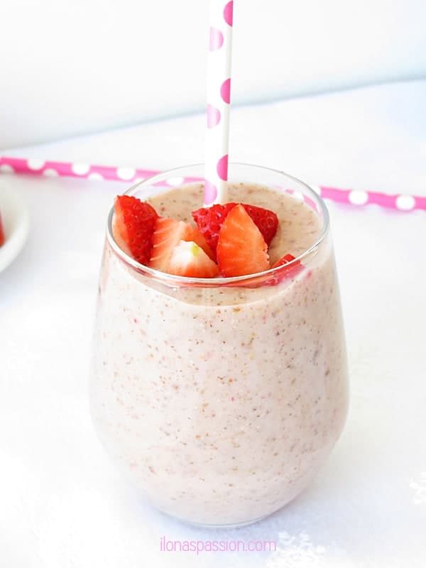 Healthy Strawberry Chia Smoothie by ilonaspassion.com