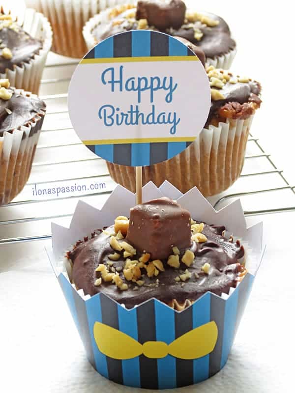 Snickers Cupcakes with chocolate ganache by ilonaspassion.com #snickers #cupcakes #party #chocolate #partyfood