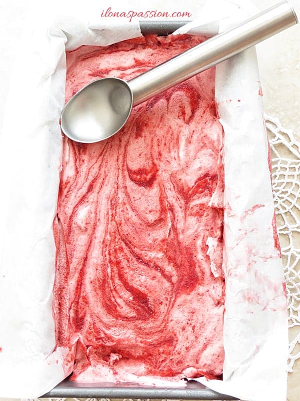 No Churn Strawberry Ice cream Recipe by ilonaspassion.com #icecream #nochurn #strawberry