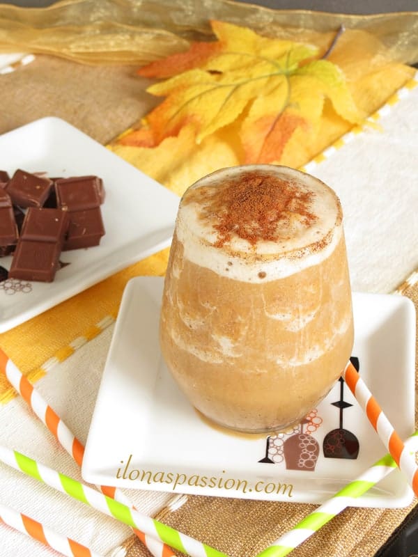 Pumpkin Spice Frappuccino - easy to make autumn pumpkin frappuccino recipe with cinnamon. Healthy, vegan, skinny and delicious! by ilonaspassion.com I @ilonaspassion 