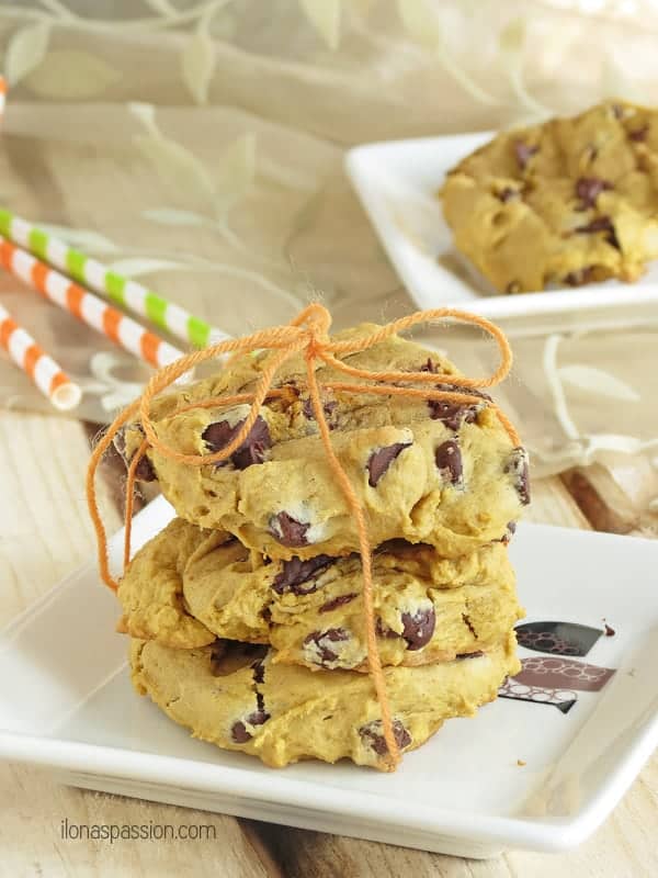 Soft Chocolate Chip Pumpkin Cookies - moist and soft pumpkin cookies packed with chocolate chips. Perfect pumpkin recipe for Fall! by ilonaspassion.com I @ilonaspassion