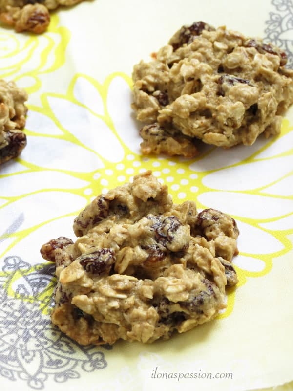 Gluten Free Oat and Raisin Cookies by ilonaspassion.com #oatandraisin #cookies #raisincookies #glutenfree