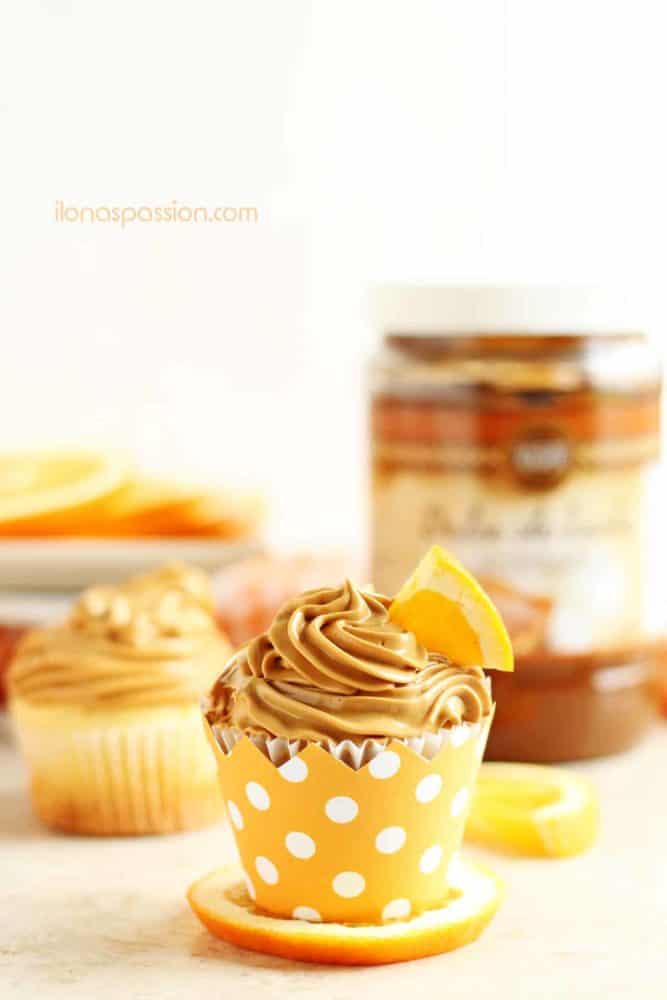 Orange Cupcakes with Dulce de Leche Buttercream - delicious orange cupcakes with dulce de leche buttercream frosting are cakey, fluffy and citrusy! Yummy cupcake recipe for a party! by ilonaspassion.com @ilonaspassion