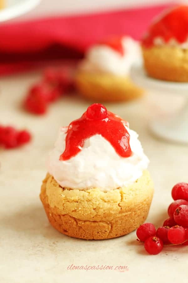 Strawberries and Cream Sugar Cookie Cups - Perfect for Valentine's Day sugar cookie cups recipe filled with strawberries and cream topping. Cute and flavourful sweet dessert! by ilonaspassion.com I @ilonaspassion