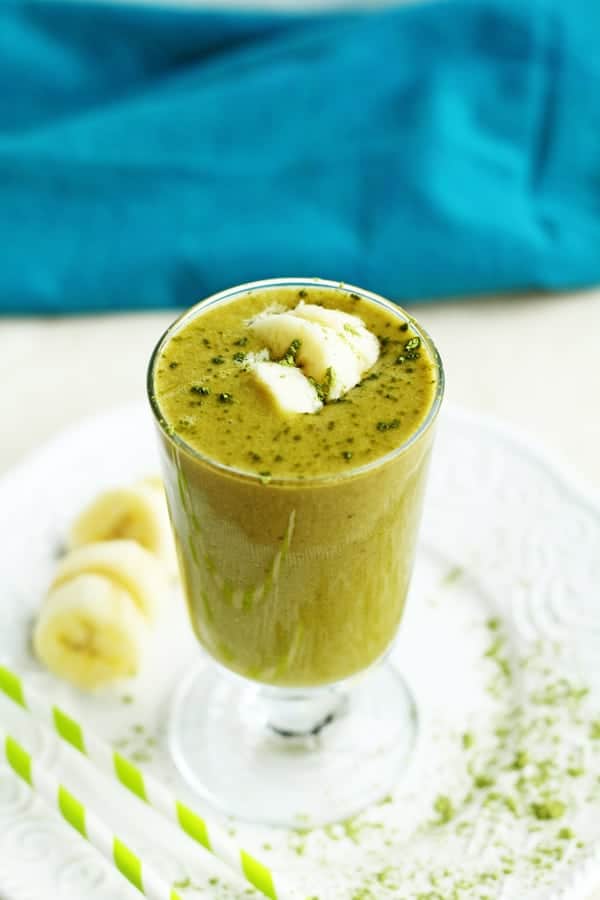 3 Ingredient Green Tea Matcha Smoothie - Green tea matcha smoothie recipe made with only 3 ingredients. See how you can actually ENJOY eating your daily dose of leafy greens. Vegetarian, vegan, healthy by ilonaspassion.com I @ilonaspassion