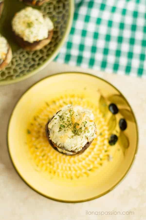 Dill, Parmesan and Cream Cheese Stuffed Mushrooms - Greek yogurt cream cheese stuffed mushrooms with fresh dill and shredded parmesan. These little mushrooms are perfect appetizer food for parties! by ilonaspassion.com I @ilonaspassion