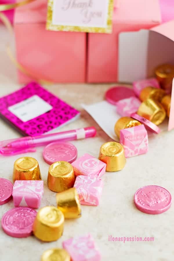 DIY Pink and Gold Birthday Favor Box Idea with chocolate candies, starburst and little notepad with pen. Great for each guest at the pink and gold party! by ilonaspassion.com I @ilonaspassion