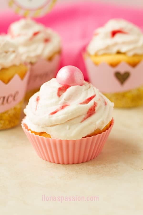 Dulce de Leche Cupcakes with Strawberry Frosting - Vanilla dulce de leche cupcakes recipe with homemade strawberry whipped cream frosting are perfect for pink and gold parties! Click to get the recipe or pin and save for later by ilonaspassion.com I @ilonaspassion