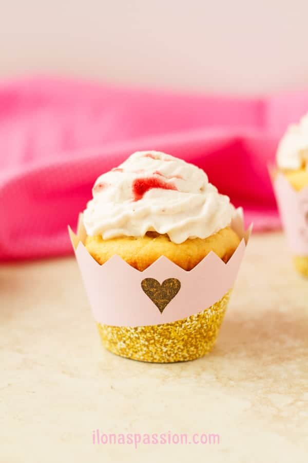 Dulce de Leche Cupcakes with Strawberry Frosting - Vanilla dulce de leche cupcakes recipe with homemade strawberry whipped cream frosting are perfect for pink and gold parties! Click to get the recipe or pin and save for later by ilonaspassion.com I @ilonaspassion
