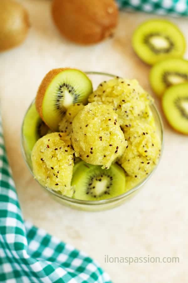 Grapefruit Kiwi Sorbet - Healthy and naturally sweeten grapefruit kiwi sorbet recipe is perfect for hot summer months. Refreshing, cooling and delicious kiwi sorbet by ilonaspassion.com I @ilonaspassion