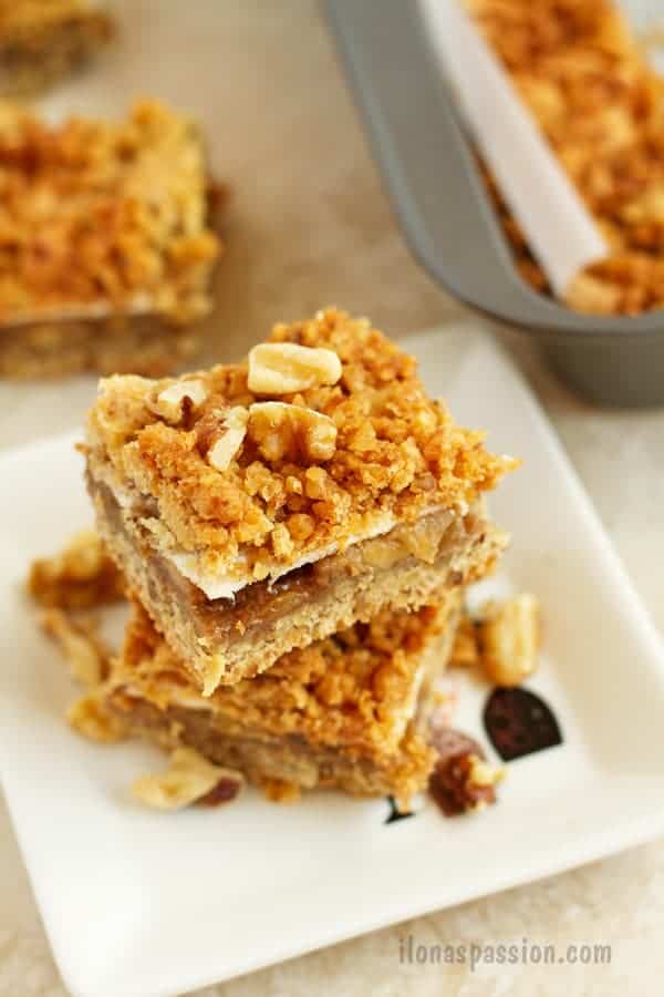 Meringue Apple Crumble Bars - Apple crumble bars recipe made with brown sugar apples and meringue layers. Topped with buttery crumble topping. A perfect dessert not only for Autumn! by ilonaspassion.com I @ilonaspassion