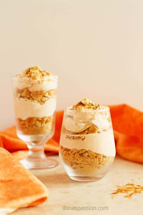 Easy Pumpkin Mousse - light and delicious pumpkin mousse recipe with graham crackers and yogurt. Great dessert for parties or any other time! by ilonaspassion.com I @ilonaspassion