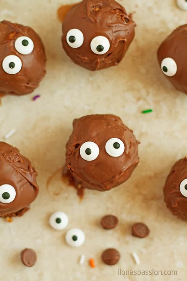 Halloween Chocolate Pumpkin Truffles - Great for Halloween pumpkin truffles recipe made with orange zest and pumpkin spices and covered in chocolate. Little monsters great for parties! by ilonaspassion.com I @ilonaspassion