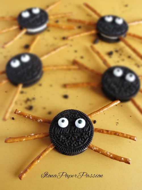 Oreo Cookie Spiders - easy Halloween recipe for kids party. Spiders made with oreo by ilonaspassion.com I @ilonaspassion