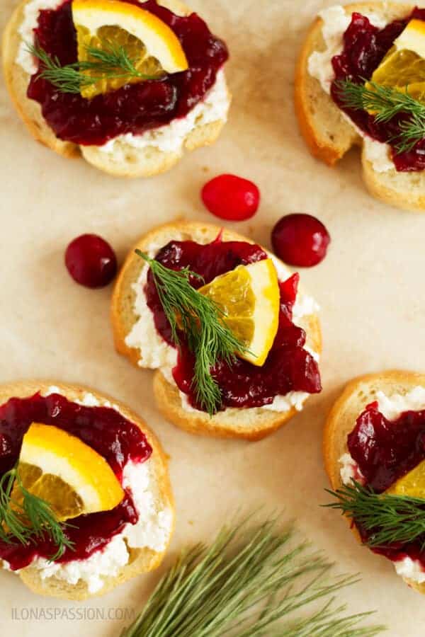 Easy farmer's cheese and cranberry appetizer is perfect for parties! Little crostini topped with cheese, cranberry jam and orange by ilonaspassion.com I @ilonaspassion