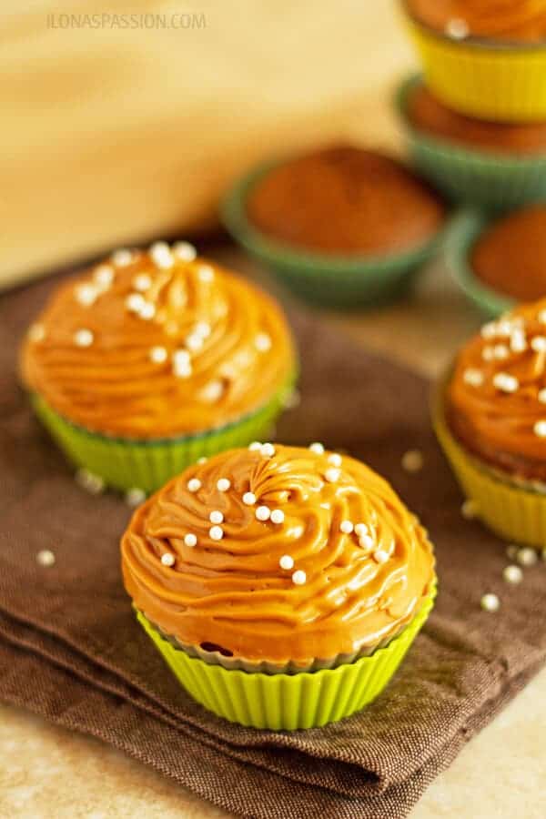 Gingerbread cupcakes recipe with cinnamon, nutmeg, ginger and fancy molasses frosted with dulce de leche buttercream. Great for parties! by ilonaspassion.com I @ilonaspassion