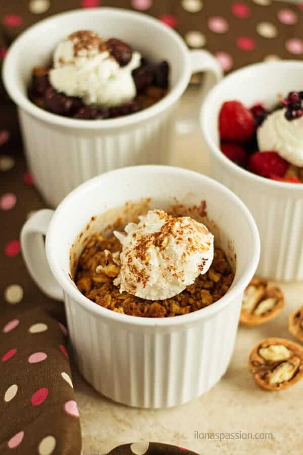 Oatmeal cobbler in a mug recipe in 3 easy ways! Many flavors to choose from: black forest oatmeal cobbler, apple cinnamon cobbler and berry oatmeal cobbler. by ilonaspassion.com I @ilonaspassion #ad #MealMug