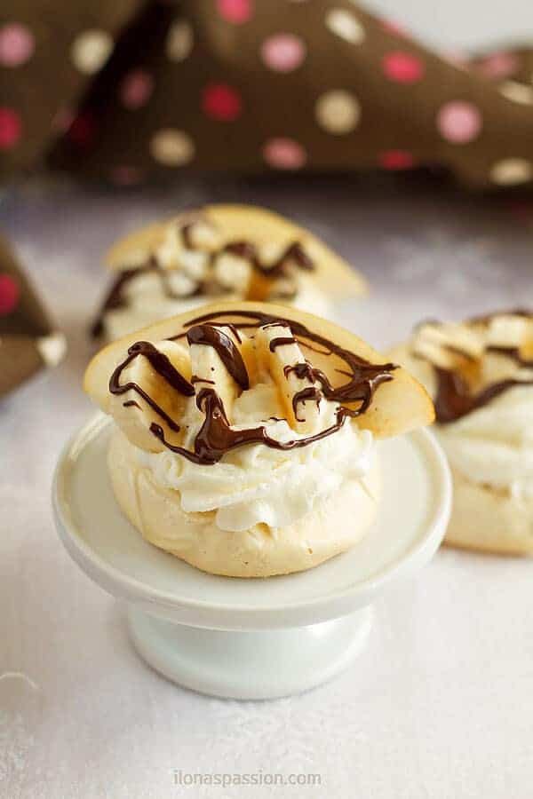 Impress your guests at your party with these soft, crunchy and mouthwatering pear and chocolate meringue nests recipe. Everyone will love them! by ilonaspassion.com I @ilonaspassion