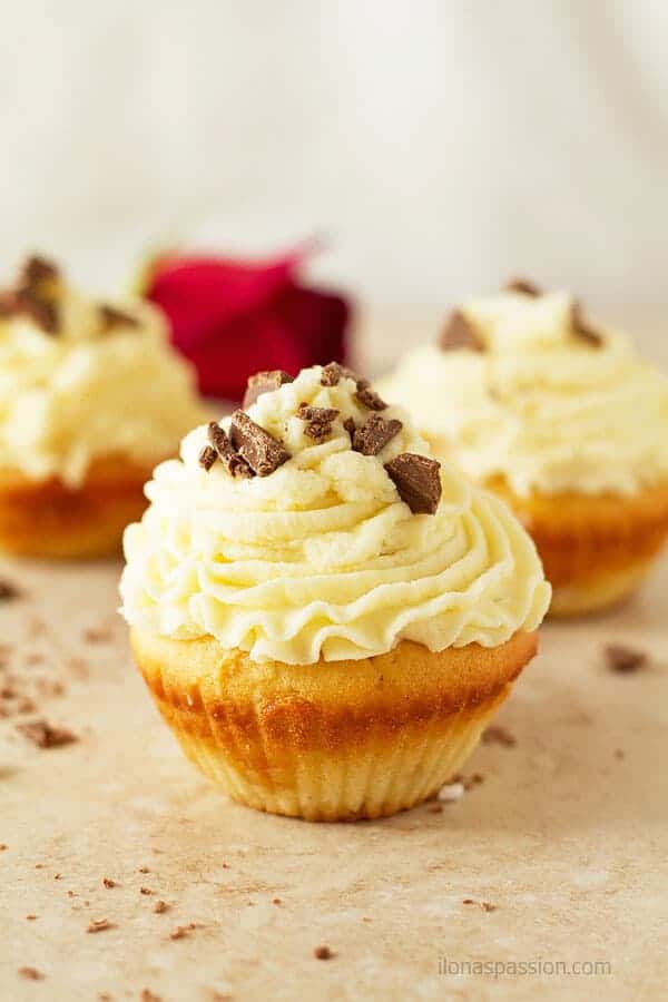 Delicious and moist white chocolate cupcakes recipe with fluffy white chocolate frosting and chocolate chips. Great for party ideas by ilonaspassion.com I @ilonaspassion