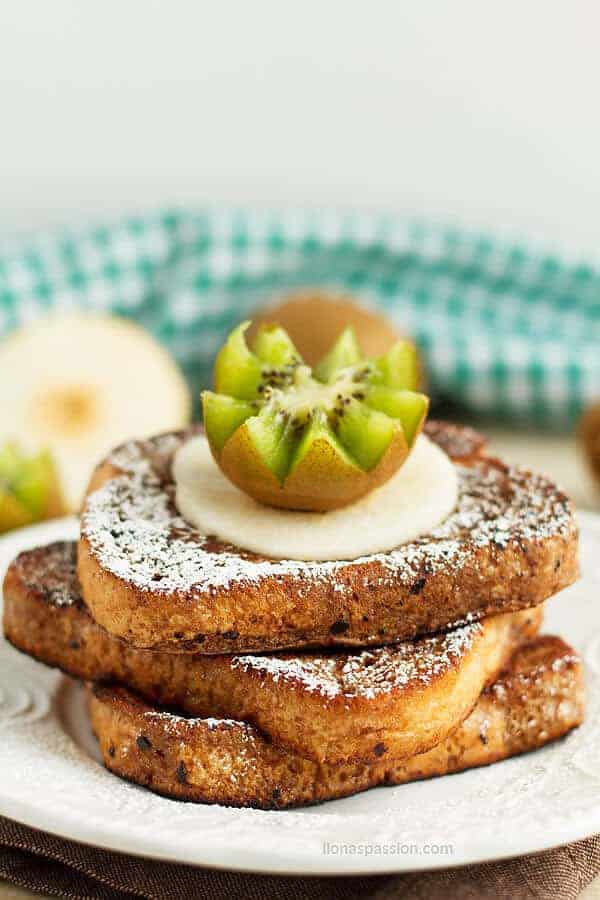 Simple french toast recipe served with different kinds of fruits like kiwi and pear by ilonaspassion.com I @ilonaspassion