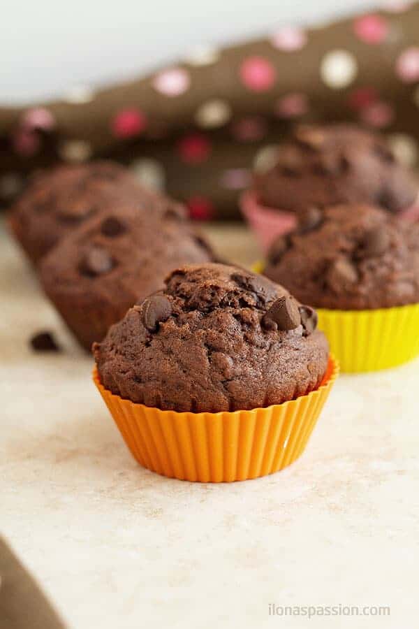 Packed with chocolate chip chocolate muffins are so easy to make with only few ingredients. by ilonaspassion.com I @ilonaspassion