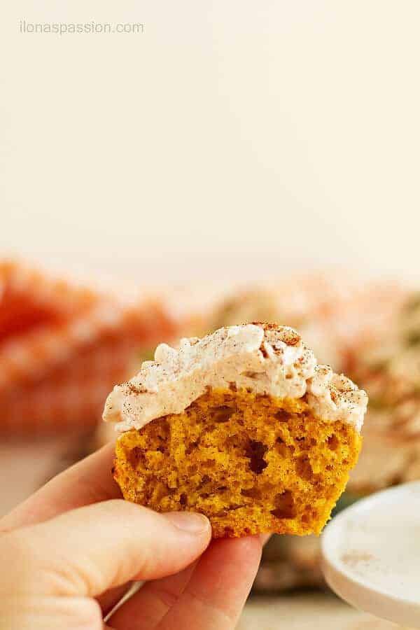 Nutmeg, ginger and cinnamon are the most appropiate spices in these easy pumpkin cupcakes! by ilonaspassion.com I @ilonaspassion