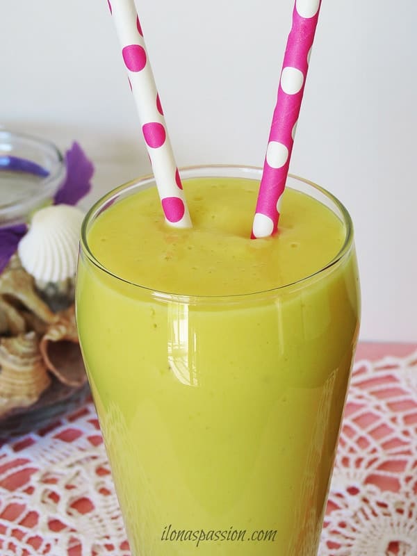 Buttermilk Mango Banana Smoothie by ilonaspassion.com I @ilonaspassion