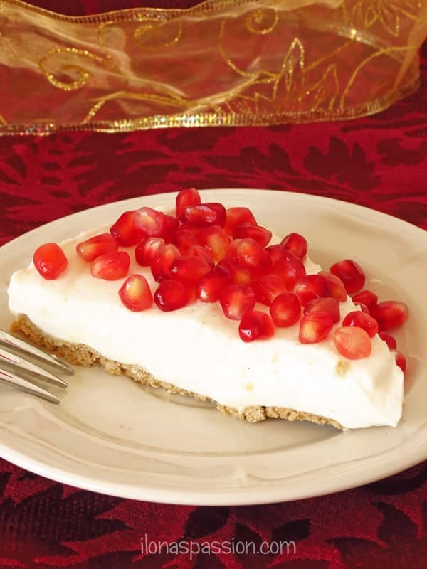 Healthy Pomegranate Yogurt Pie {Gluten Free, Low calorie} by ilonaspassion.com