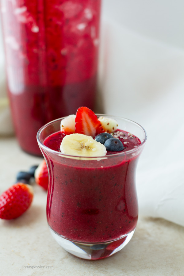 Beetroot smoothies with banana and berries by ilonaspassion.com I @ilonaspassion