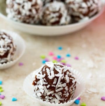 Healthy dark chocolate truffles as perfect gift idea made with almond flour and cacao powder by ilonaspassion.com I @ilonaspassion