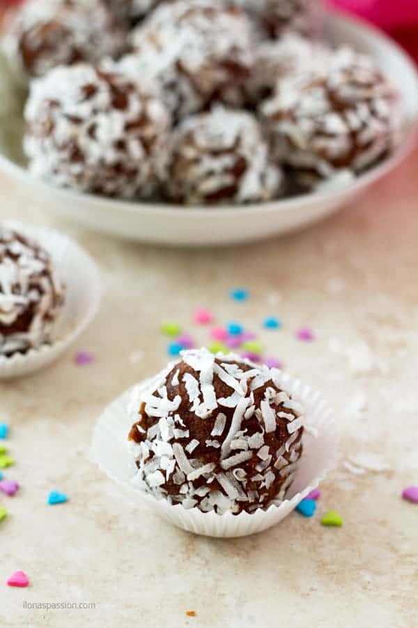 Healthy dark chocolate truffles as perfect gift idea made with almond flour and cacao powder by ilonaspassion.com I @ilonaspassion