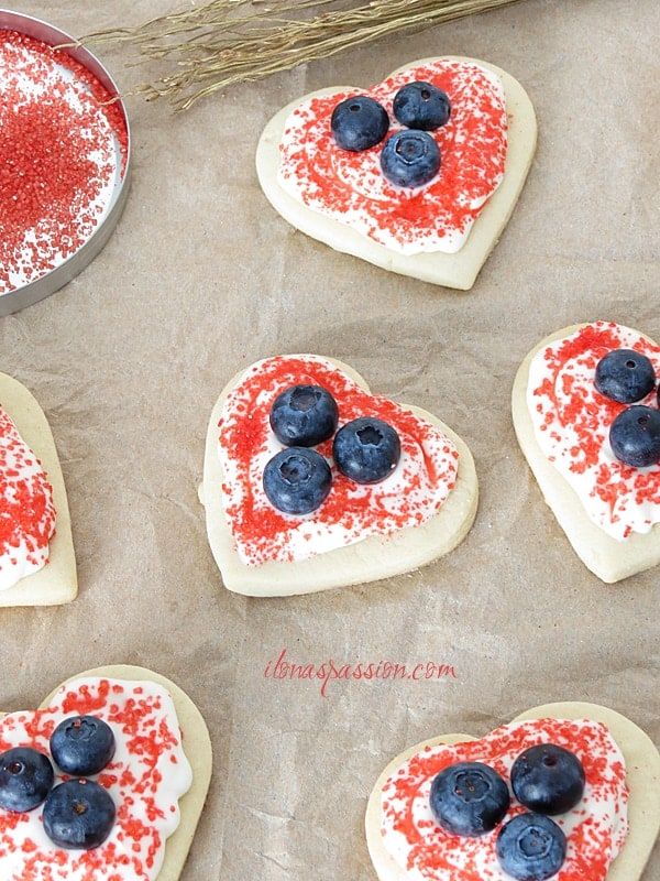 Valentine's Day Butter Cookies with cream cheese frosting as Gift Idea by ilonaspassion.com