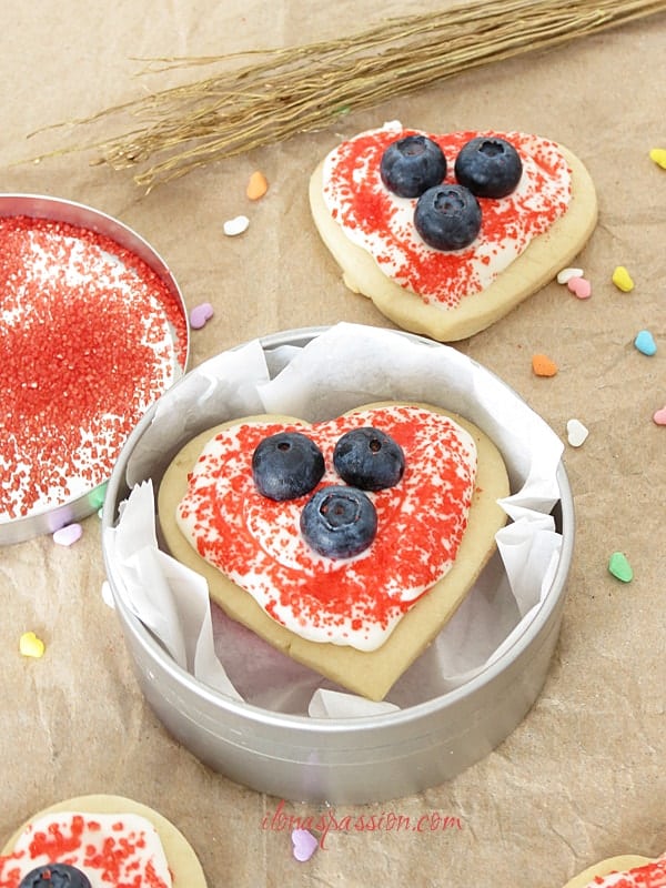 Valentine's Day Butter Cookies with cream cheese frosting as Gift Idea by ilonaspassion.com