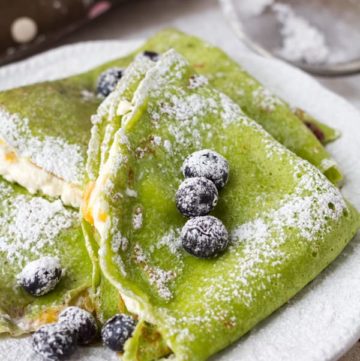 Spinach crepes recipe made with cottage cheese and fresh fruits by ilonaspassion.com I @ilonaspassion