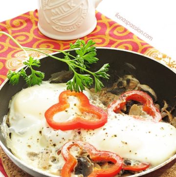 Red Pepper Poached Eggs - Quick, easy and healthy one-pot red pepper poached eggs with mushrooms. These eggs are so delicious, healthy and a must to make for vegetarian breakfast! by ilonaspassion.com I @ilonaspassion