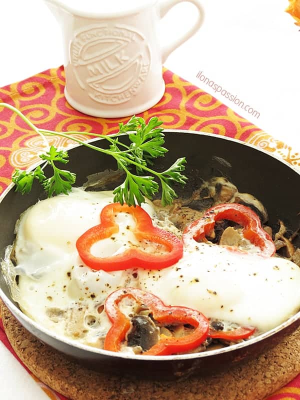 Healthy, quick poached eggs with red pepper and mushrooms by ilonaspassion.com #poachedeggs #eggs #healthy #mushrooms