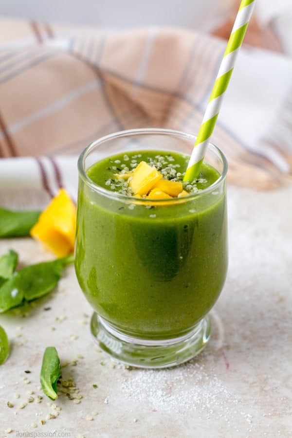 Banana green smoothie with iron full spinach is full of vitamins and very good for you by ilonaspassion.com I @ilonaspassion