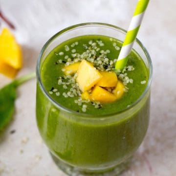 Mango spinach smoothie in color green has many benefits by providing nutrients and vitamins by ilonaspassion.com I @ilonaspassion