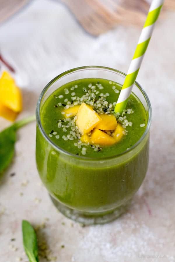 Mango spinach smoothie in color green has many benefits by providing nutrients and vitamins by ilonaspassion.com I @ilonaspassion