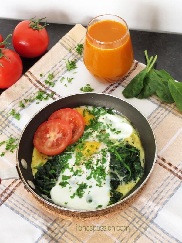 Spinach Poached Eggs - Quick and healthy carb-free breakfast poached eggs with spinach and tomato. Great breakfast recipe idea for busy mornings spinach poached eggs. by ilonaspassion.com I @ilonaspassion