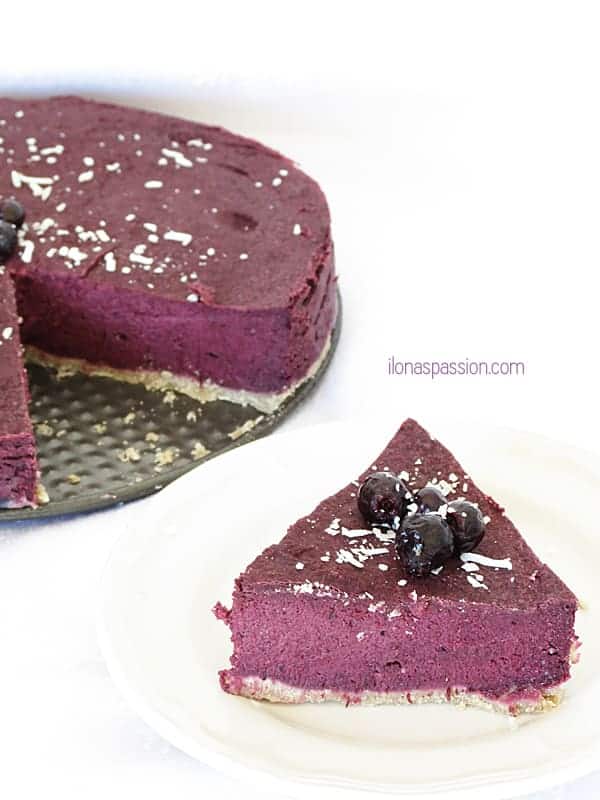 Vegan Blueberry Cake - Gluten free, soy free, dairy free, peanut free blueberry cake. Totally vegan blueberry cake made with just healthy ingredients. Perfect Blueberry Cake by ilonaspassion.com I @ilonaspassion