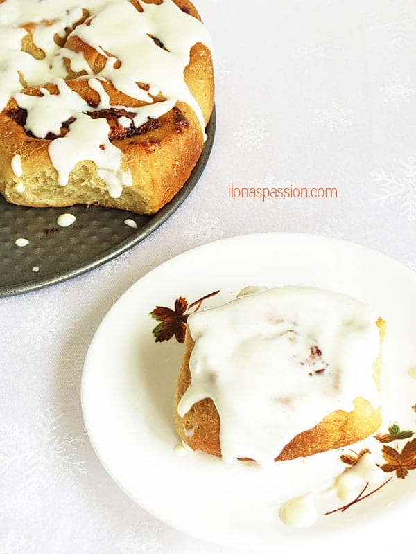 Almond Milk Yeast Rolls - Sweet yeast rolls made with almond milk and nutella. These yeast rolls are topped with the best cream cheese frosting ever. Perfect for breakfast! by ilonaspassion.com I @ilonaspassion