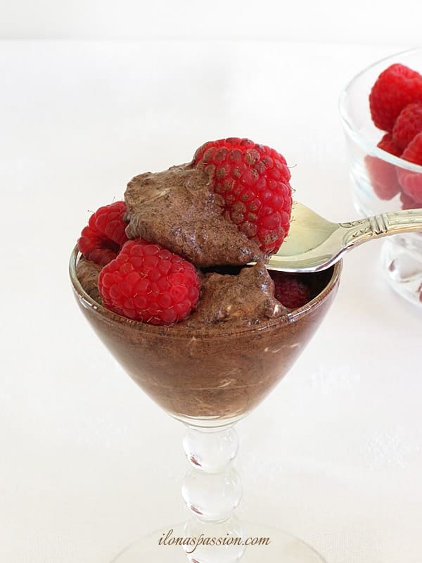 Healthy, no refined sugar chocolate mousse topped with raspberries by ilonaspassion.com