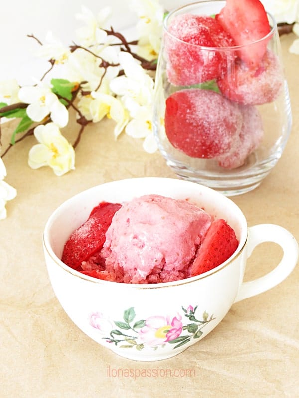 Vegan No Churn Strawberry Ice Cream by ilonaspassion.com