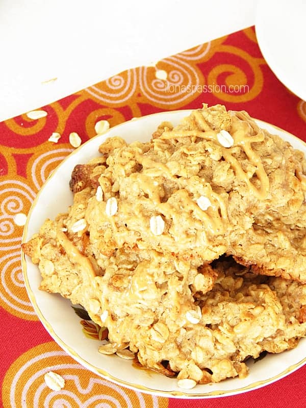 The BEST Peanut butter oatmeal cookies made with apples and cinnamon by ilonaspassion.com