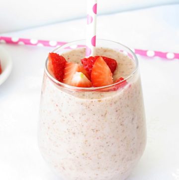 Healthy Strawberry Chia Smoothie by ilonaspassion.com